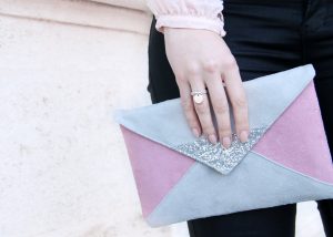 pochette graphique rose gris pailleté