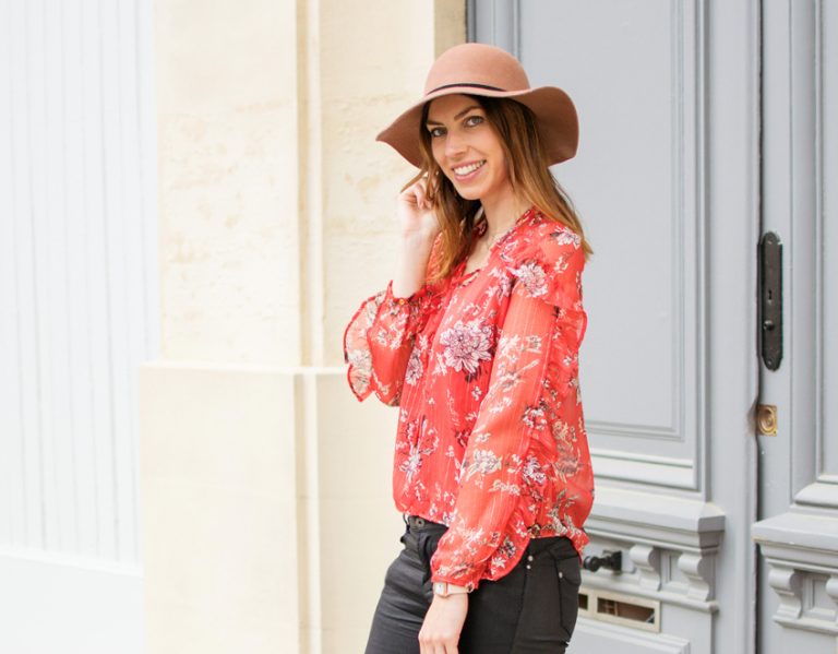 Blouse rouge à motifs floraux