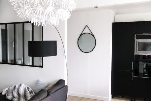 salon deco moderne industriel miroir rond noir